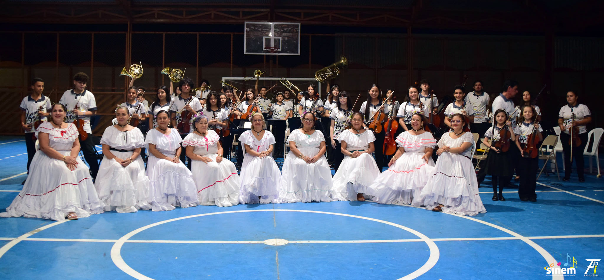 Orquesta Línea Vieja y grupo folclórico Sueños del Caribe